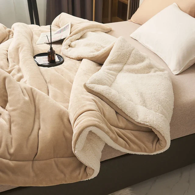 SoftHug™ - Luxurious Warm Fleece Blanket