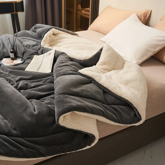 SoftHug™ - Luxurious Warm Fleece Blanket